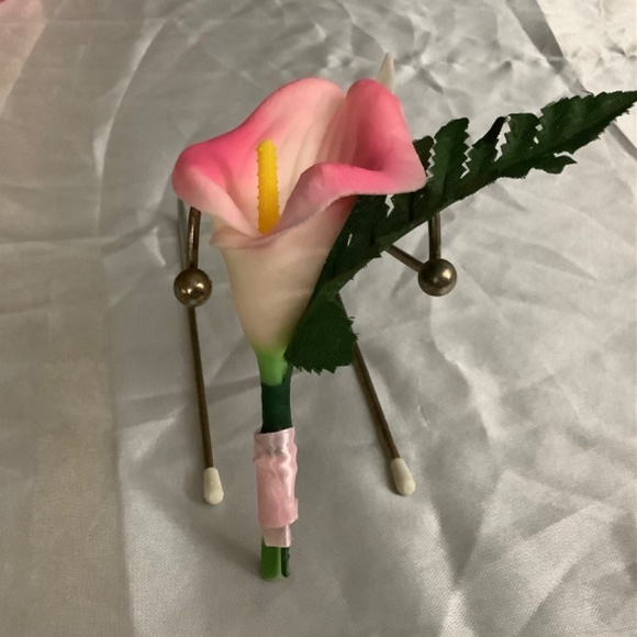 Real touch calla lily boutonniere…..you choose color - Picture 3 of 5
